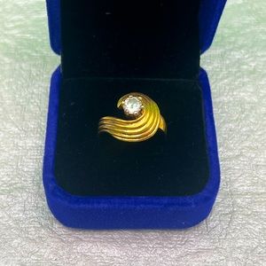 18kt gold plated women’s ring. Very pretty
